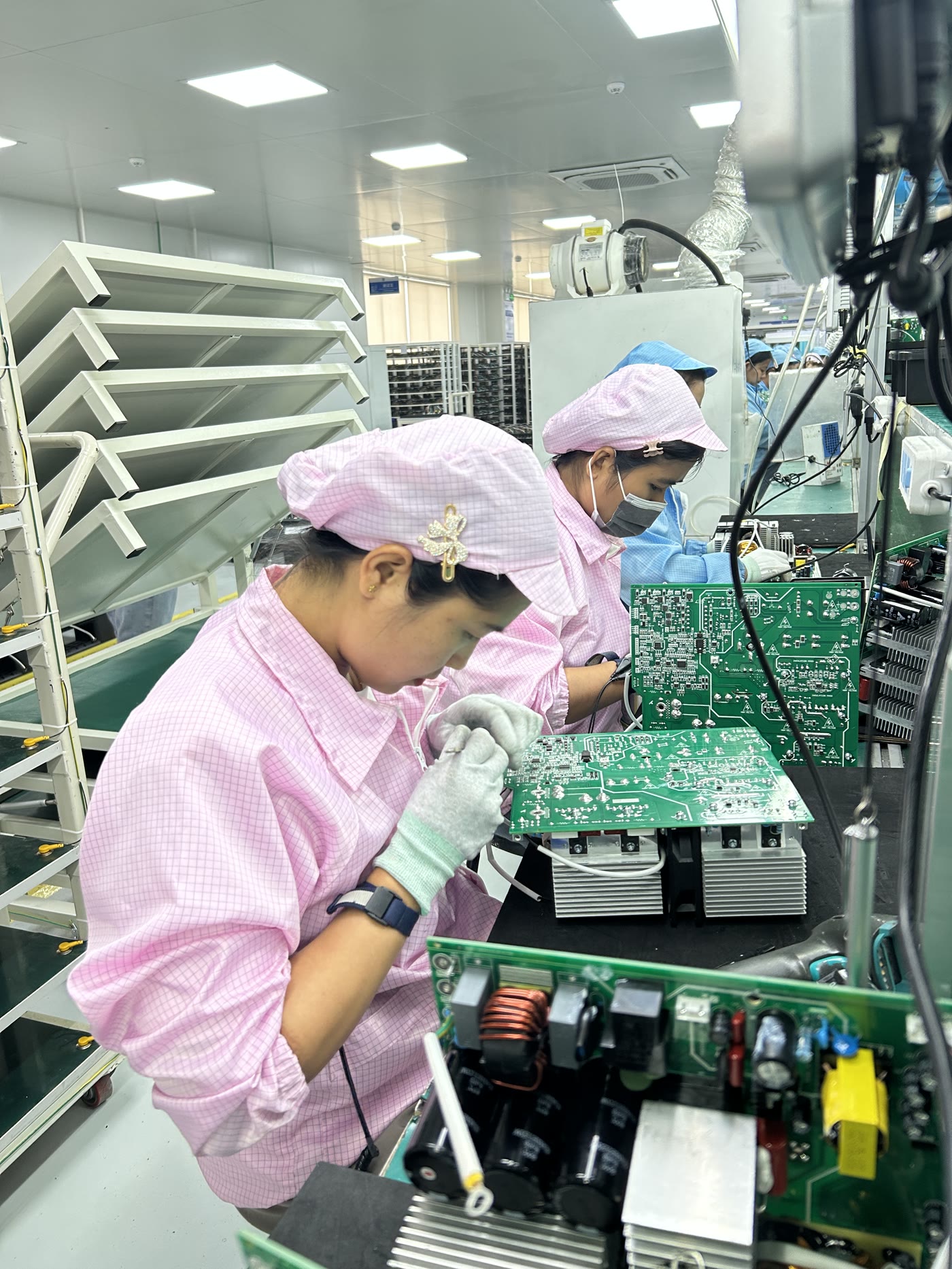 泰国工厂人工插件与组装作业